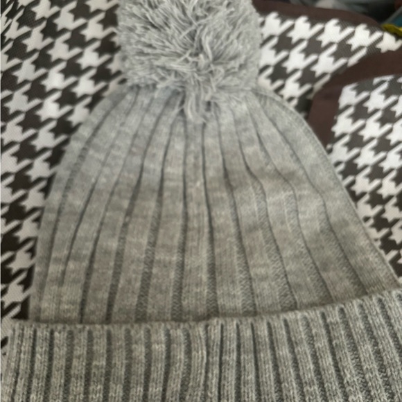 Mk beanie with Pom Pom - Picture 3 of 3